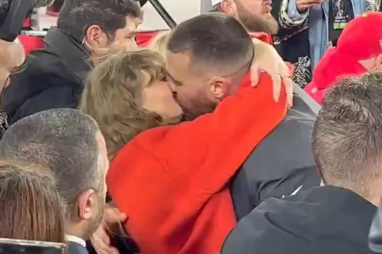 Travis Kelce and Taylor Swift are celebrating the Chiefs win on the field.